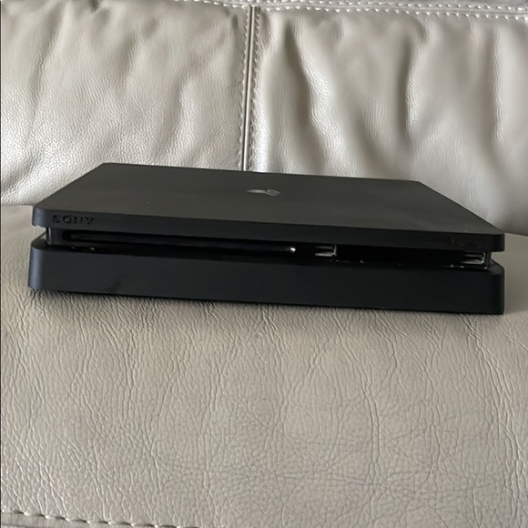 PS4 1Tb Console with Controller